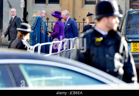 Prinz Charles und Camilla für eine Veranstaltung in der Westminster Abbey angekommen. Polizei und königlichen Schutz Offiziere im Dienst Stockfoto