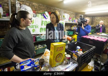 Schottische Labour Leader Kezia Dugdale besucht eine Lebensmittelhilfe in Glasgow, Schottland Featuring: Kezia Dugdale wo: Glasgow, Vereinigtes Königreich bei: Kredit-15. Mai 2017: Euan Cherry/WENN.com Stockfoto