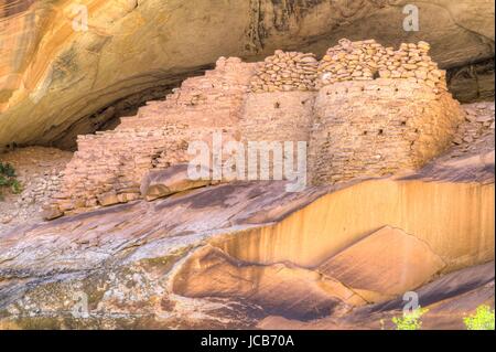 Die Anasazi Indian Monarch Klippe Wohnung Ruinen in South Fork des Mule Canyon im Cedar Mesa im Bären Ohren National Monument in der Nähe von Bluff, Utah. Stockfoto