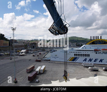 Ansicht von Anek Lines Fähre Hellenic Spirit in Ancona Hafen von Bord Minoan Lines Fähre Cruise Olympia Stockfoto