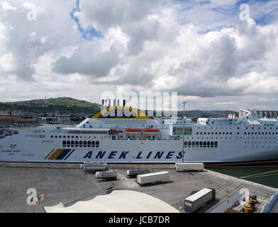 Ansicht von Anek Lines Fähre Hellenic Spirit in Ancona Hafen von Bord Minoan Lines Fähre Cruise Olympia Stockfoto