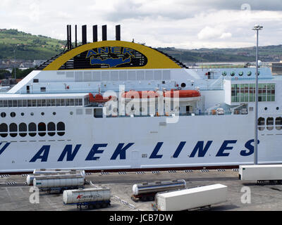 Ansicht von Anek Lines Fähre Hellenic Spirit in Ancona Hafen von Bord Minoan Lines Fähre Cruise Olympia Stockfoto