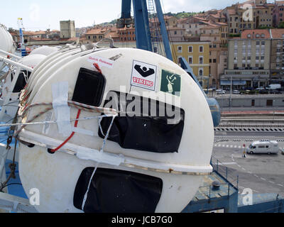 Blick auf lebensrettende Ausrüstung auf Minoan Lines Fähre Schiff Cruise Olympia während der Reise von Ancona, Italien nach Igoumenitsa, Griechenland Stockfoto