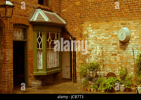 Blechbad an der Wand Birmingham 1900 hin- und Rückwand alte historische Geschichte viktorianisches Haus Häuser Buchtenfenster Garten Pflanzen Licht Lampe Gas Glas Stockfoto