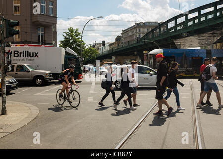 BERLIN, 31. Mai: Eberswalder Straße in Berlin am 31. Mai 2017. Stockfoto