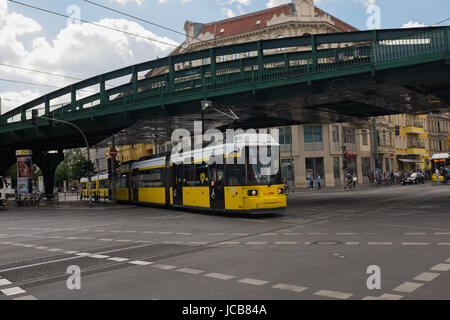 BERLIN, 31. Mai: Eberswalder Straße in Berlin am 31. Mai 2017. Stockfoto