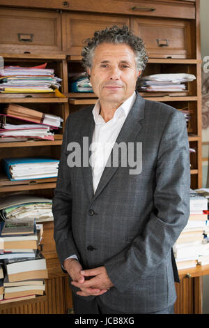 Porträt von Gilles-William (Gilles William) Goldnadel (Rechtsanwalt) in seinem Büro 20.10.2016 © Hannah ASSOULINE/Opale Stockfoto