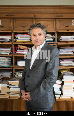 Porträt von Gilles-William (Gilles William) Goldnadel (Rechtsanwalt) in seinem Büro 20.10.2016 © Hannah ASSOULINE/Opale Stockfoto