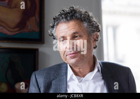 Porträt von Gilles-William (Gilles William) Goldnadel (Rechtsanwalt) in seinem Büro 20.10.2016 © Hannah ASSOULINE/Opale Stockfoto