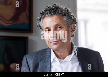 Porträt von Gilles-William (Gilles William) Goldnadel (Rechtsanwalt) in seinem Büro 20.10.2016 © Hannah ASSOULINE/Opale Stockfoto