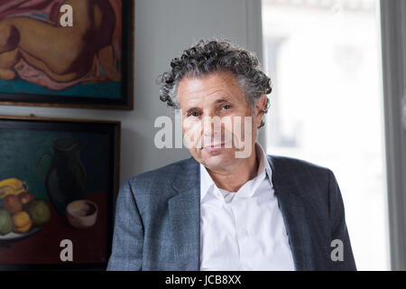 Porträt von Gilles-William (Gilles William) Goldnadel (Rechtsanwalt) in seinem Büro 20.10.2016 © Hannah ASSOULINE/Opale Stockfoto