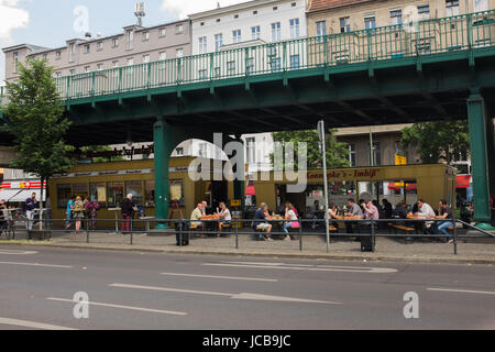 BERLIN, 31. Mai: Eberswalder Straße in Berlin am 31. Mai 2017. Stockfoto