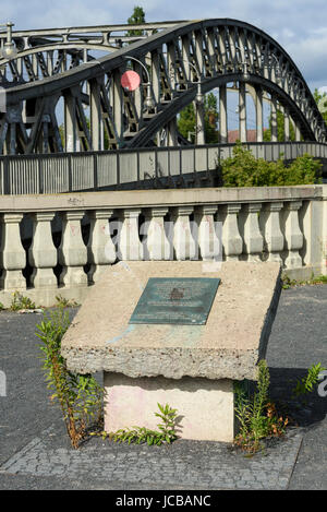 Berlin. Deutschland. Gedenktafel an der Bornholmer Straße neben Bösebrücke, wo der erste DDR Grenzübergang eröffnet die Barrieren auf, der Stockfoto