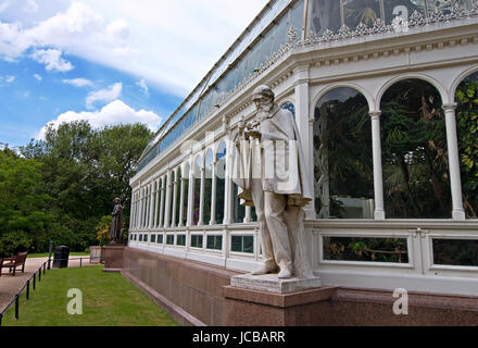 Statue von Charles Darwin außerhalb Palmenhaus im Sefton Park, viktorianische Klasse 2 in Liverpool, England, abgeschlossen im Jahre 1896 aufgeführt Stockfoto