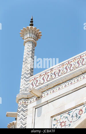 Blick nach oben, der die Ecktürme des Taj Mahal zeigt die kunstvollen Intarsien Marmor Muster Stockfoto