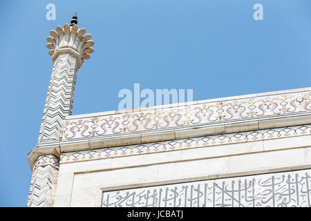 Blick nach oben, der die Ecktürme des Taj Mahal zeigt die kunstvollen Intarsien Marmor Muster Stockfoto