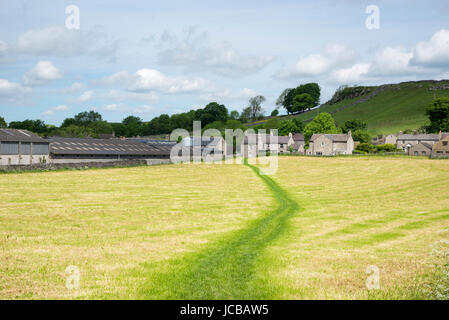 Pfad auf einem gemähten Feld Litton Village im Peak District, Derbyshire, England. Stockfoto