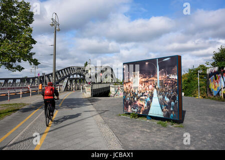 Berlin. Deutschland. Ausstellung über Bornholmer Straße neben Bösebrücke markiere die Ereignisse des 9. November 1989. Bornholmer Straße war der erste Ostdeutsche Stockfoto