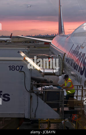 LUFTHANSA Boeing 747 bereitet sich auf Abflug vom Flughafen am Juni 09,2015 in New York, Vereinigte Staaten von Amerika Lufthansa ist eine deutsche Fluggesellschaft und die größte Fluggesellschaft in Stockfoto