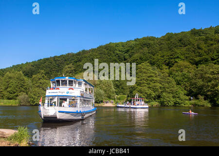 Deutschland, Ruhrgebiet, Witten, Ausflugsschiff MS Schwalbe und Ruhrtal Fähre auf der Ruhr in Witten-Herbede. Stockfoto