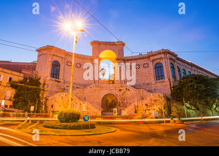 Cagliari Bastione di San Remy, Nacht-Blick auf die Piazza Costituzione in Cagliari mit der Bastione di San Remy im Hintergrund, Sardinien. Stockfoto