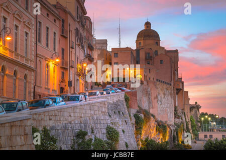 Cagliari-Sardinien-Castello, Blick in der Abenddämmerung von der Via Fossario entlang der östlichen Mauer der Stadtteil Castello mit Kuppel des Doms in der Ferne. Stockfoto