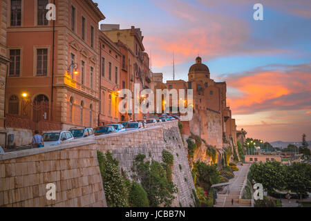 Castello Cagliari, Abend-Blick auf die Via Fossario entlang der östlichen Mauer der Stadtteil Castello mit Kuppel des Doms in der Ferne, Cagliari. Stockfoto