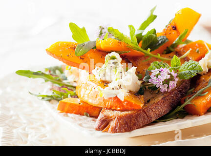 Appetitlich Gourmet Hokkaido-Rucola-Salat am Tisch serviert. Bereit zum leckeren Essen. Stockfoto