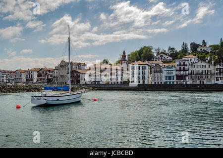 Promenade und Hafen von Ciboure in Saint Jean de Luz, französischen Gemeinde, Pyrénées-Atlantiques, Region Aquitanien, Frankreich Stockfoto