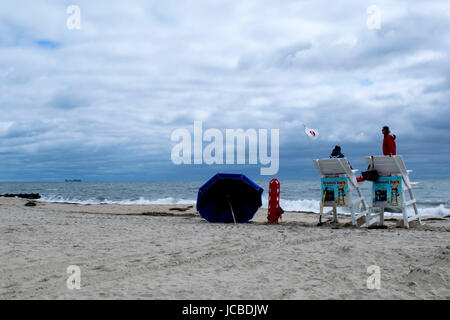 Strand Bademeister in Rehoboth Beach, DE, während stürmischer Tag mit Schiff in Ferne. Stockfoto