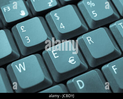 Detail der Tasten auf einer Computertastatur - cool Cyanotypie Stockfoto