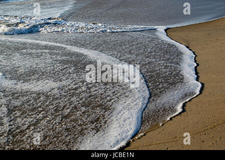 Läufer erstreckt sich gegen bunte Gebäude auf dem Rehoboth Strand, DE Promenade... Stockfoto