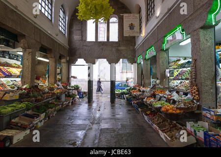 Gemüse Stände im Mercado de Abastos, Plaza Abastos, Santiago De Compostela, Spanien Stockfoto