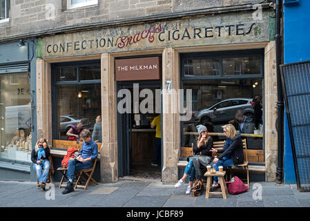 Der Milchmann, ein Coffee Shop in Cockburn Street in Edinburgh mit der ursprünglichen "Konfekt Imbisse Zigaretten' Schild an die Wand gemalt Stockfoto