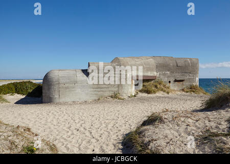 In den Sanddünen in der Nähe von Skagen (Dänemark, Nordjütland) und der Kreuzung der Skagerrak (Nordsee) und Kattegat (Ostsee) sind einige Zweiter Weltkrieg Bunker gebaut. Stockfoto