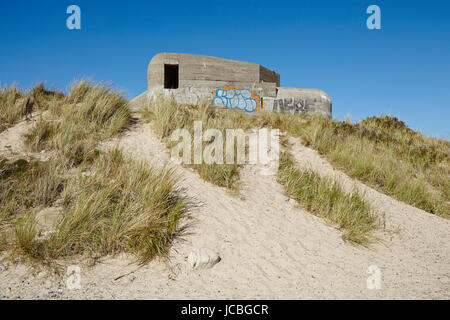 In den Sanddünen in der Nähe von Skagen (Dänemark, Nordjütland) und der Kreuzung der Skagerrak (Nordsee) und Kattegat (Ostsee) sind einige Zweiter Weltkrieg Bunker gebaut. Stockfoto