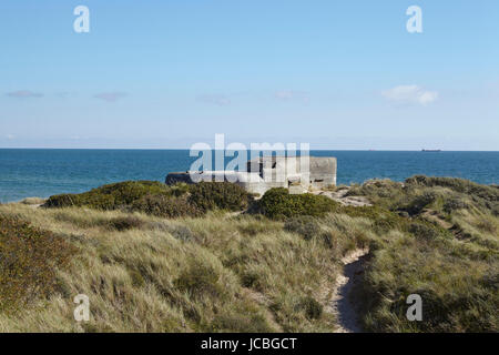 In den Sanddünen in der Nähe von Skagen (Dänemark, Nordjütland) und der Kreuzung der Skagerrak (Nordsee) und Kattegat (Ostsee) sind einige Zweiter Weltkrieg Bunker gebaut. Stockfoto