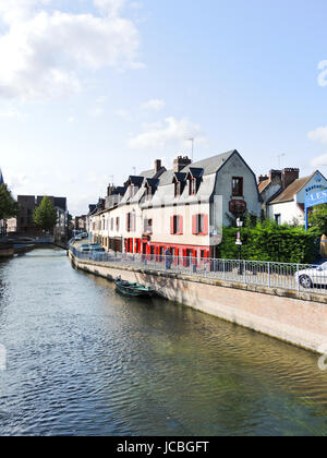 AMIENS, Frankreich - 10. August 2014: Waterfront auf Rue d'Engoulvent in der Stadt Amiens, Frankreich. Amiens ist die Hauptstadt des Departements Somme in Picardie, Frankreich. Stockfoto