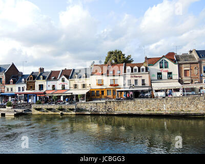 AMIENS, Frankreich - 10. August 2014: Ansicht des Quai Belu am Fluss Somme in der Stadt Amiens, Frankreich. Amiens ist die Hauptstadt des Departements Somme in Picardie, Frankreich. Stockfoto