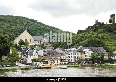 BEILSTEIN, Deutschland - 14. August 2014: Ansicht der Stadt Beilstein und Metternich Castle (Burg Beilstein) an Mosel, Deutschland. Burg Metternich, die es erstmals im Jahre 1268, zerstört im Jahre 1689 erwähnt wurde. Stockfoto