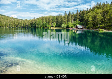 Fusine See mit kristallklarem Wasser in den italienischen Alpen Stockfoto