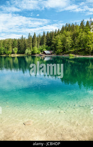 Fusine See mit kristallklarem Wasser in den italienischen Alpen Stockfoto