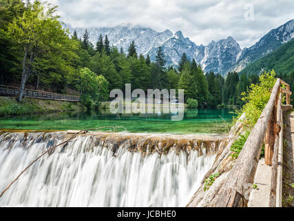 Fusine See mit kristallklarem Wasser in den italienischen Alpen Stockfoto