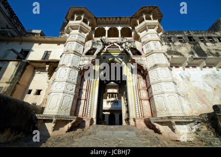 Elefantentor. Befestigte Eingang der bröckelnden Taragarh Palace in Bundi, Rajasthan, Indien. Stockfoto