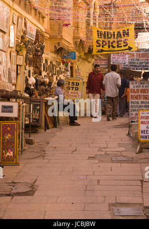 Menschen in einer der engen Gassen im alten Fort in Jaisalmer, Rajasthan, Indien. Stockfoto