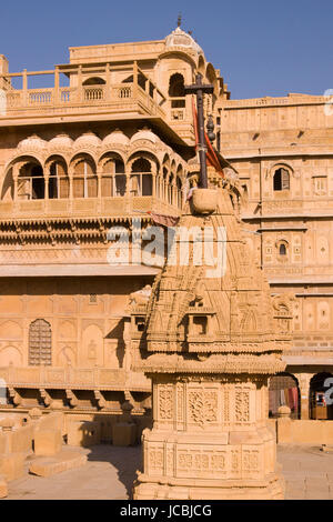 Kunstvoll geschnitzten Wände und Balkone von Jaisalmer Palace in Jaisalmer Fort, Rajasthan, Indien Stockfoto