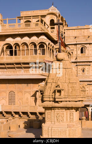 Kunstvoll geschnitzten Wände und Balkone von Jaisalmer Palace in Jaisalmer Fort, Rajasthan, Indien Stockfoto