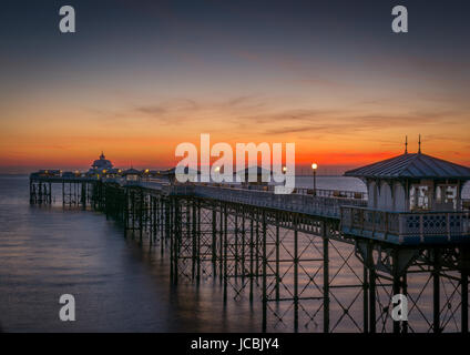 Kurz vor Sonnenaufgang über Llandudno Pier Stockfoto