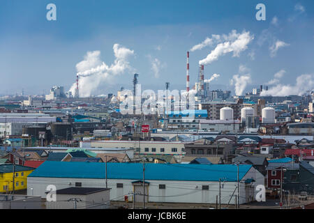 Schornsteine und Industrieanlagen in Kushiro, Unterpräfektur, Hokkaido, Japan. Stockfoto