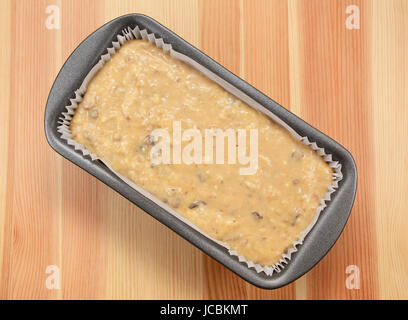 Rohe Banane Brot Teig ausgekleidete Konserve auf einem Holztisch Stockfoto